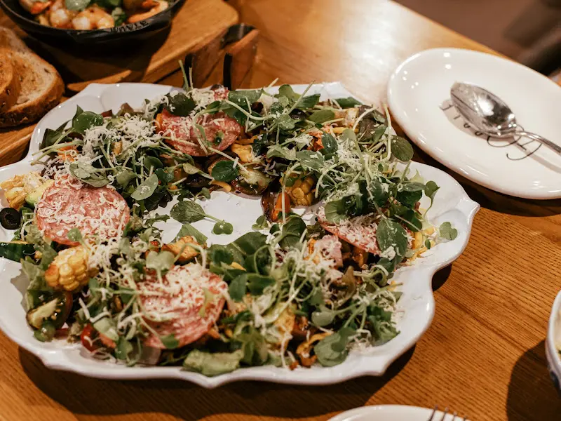 푸짐하게 담긴 샐러드