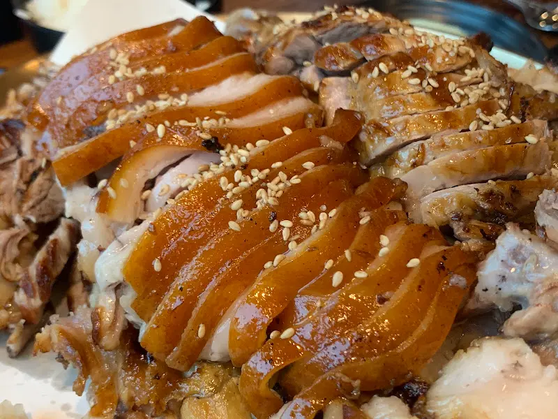 촘촘하게 깨가 뿌려진 윤기 넘치는 족발 클로즈업