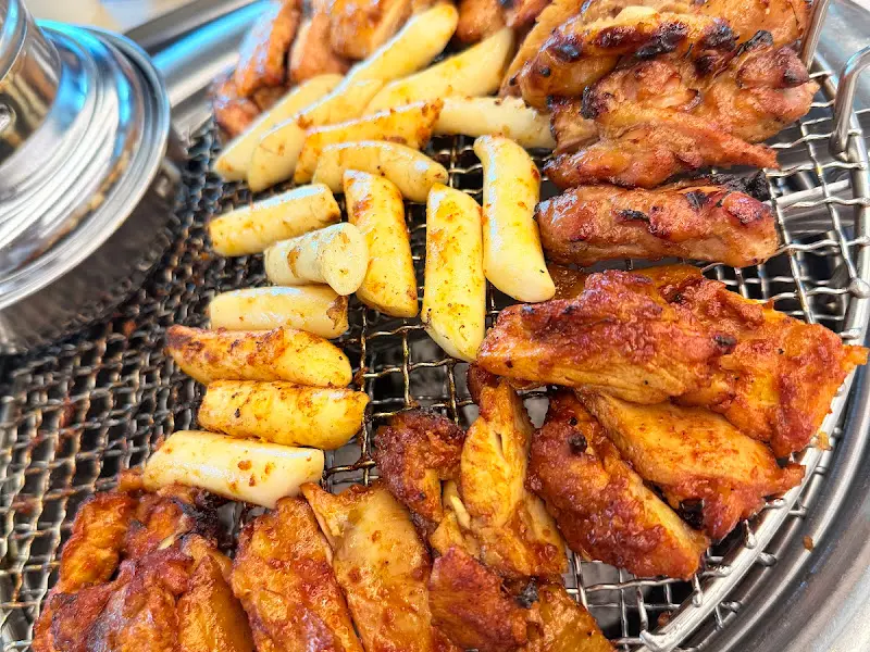 숯불닭갈비와 떡사리가 맛있게 구워지고 있는 모습