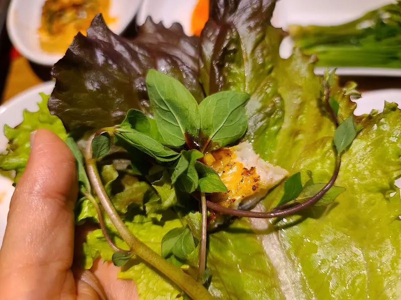 쌈 채소에 싸 먹는 장어