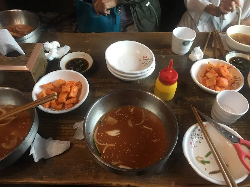 테이블 위에 놓인 온소바, 김치, 간장 등의 반찬