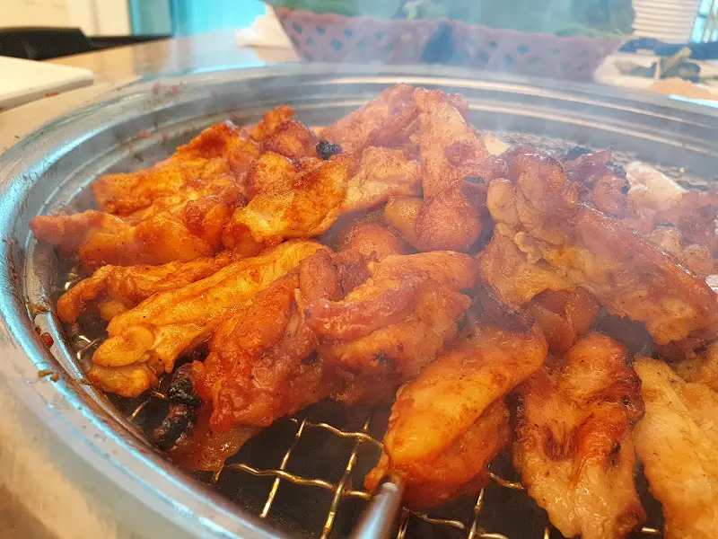 숯불 위에서 맛있게 익어가는 숯불 닭갈비