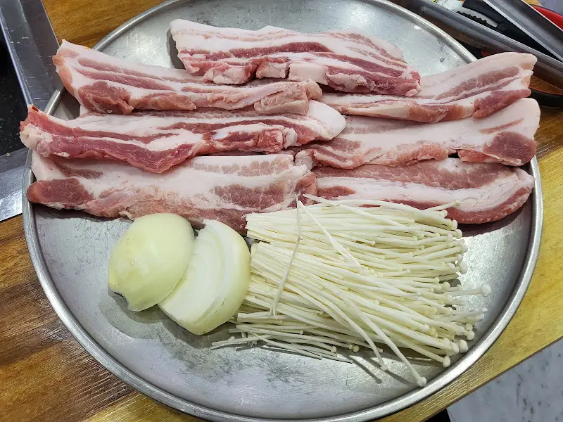 육즙 가득한 삼겹살과 신선한 재료들의 조화