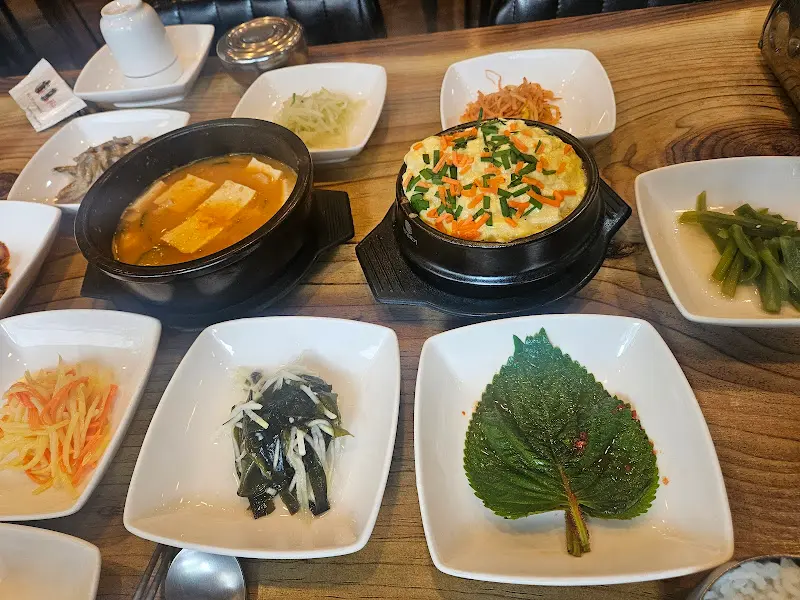 계란찜, 나물, 김치 등 다양한 밑반찬