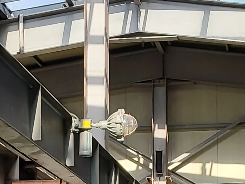 공장 H빔 골조를 그대로 살린 천장