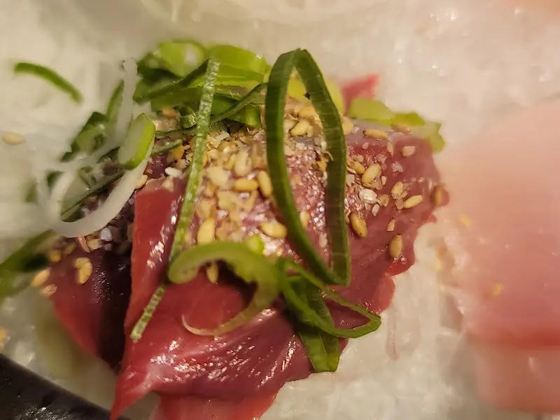 섬세한 플레이팅이 돋보이는 숙성회