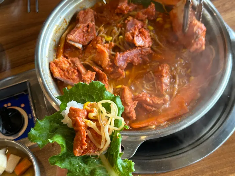 물갈비와 콩나물, 쌈 채소를 함께 들어올린 모습