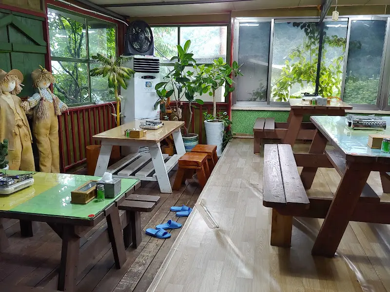 식당 내부의 테이블 모습