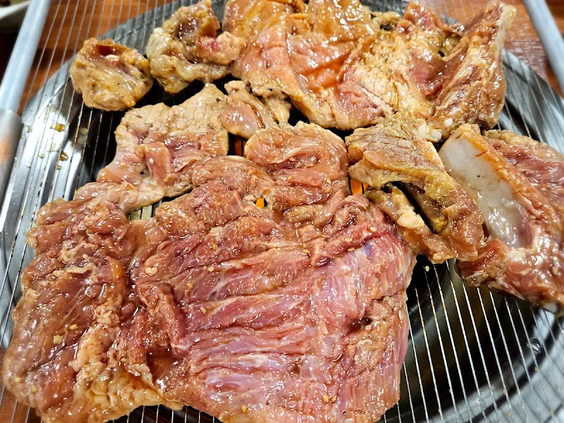 불판 위에서 구워지는 돼지갈비