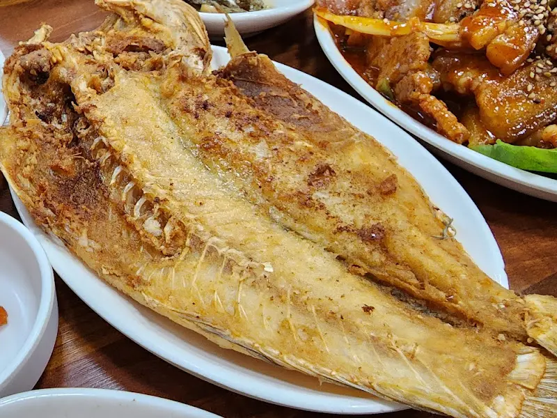 노릇하게 구워진 옥돔 구이