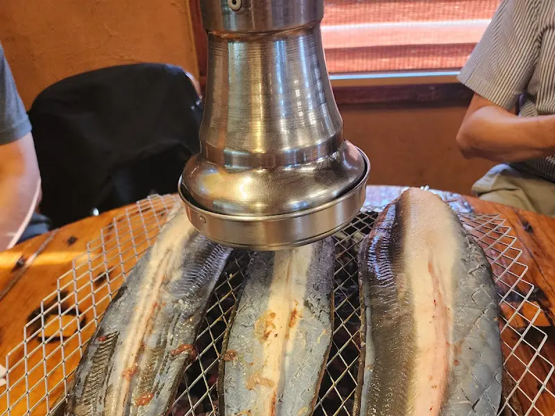 숯불 위에서 구워지고 있는 신선한 장어