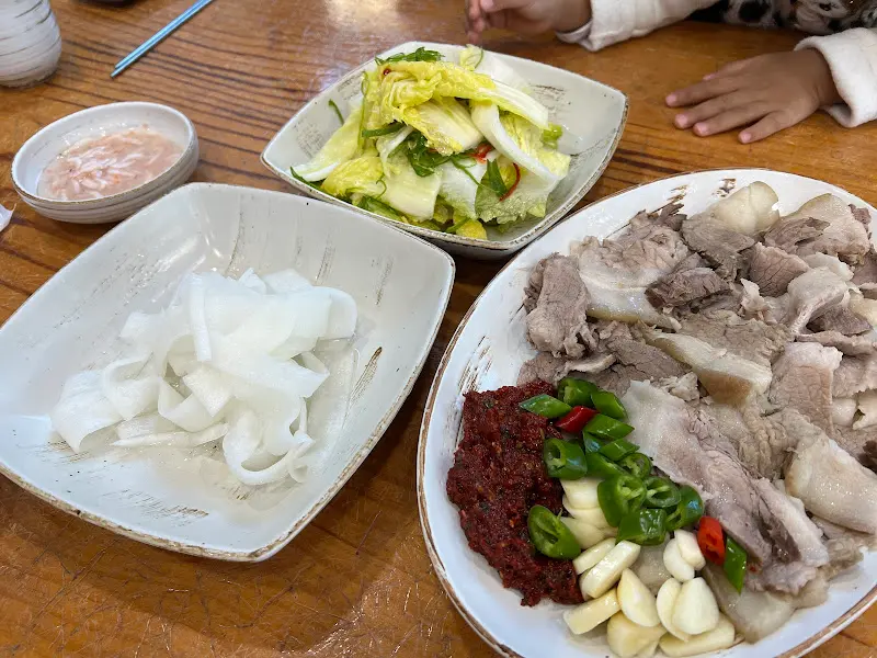 수육과 백김치, 쌈장의 조화