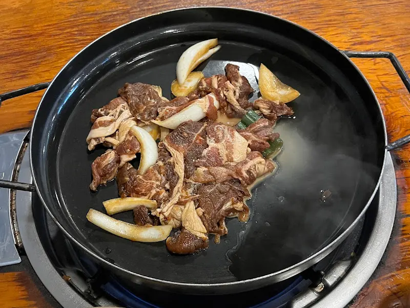 불판 위에 구워지고 있는 돼지불백