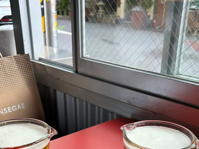 창가 좌석에서 보이는 바깥 풍경