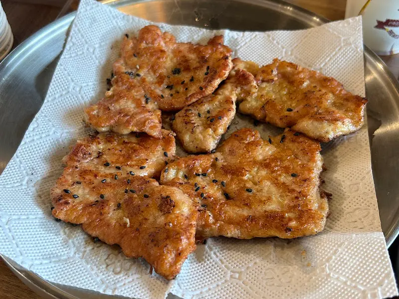 종이 위에 가지런히 놓인 육전