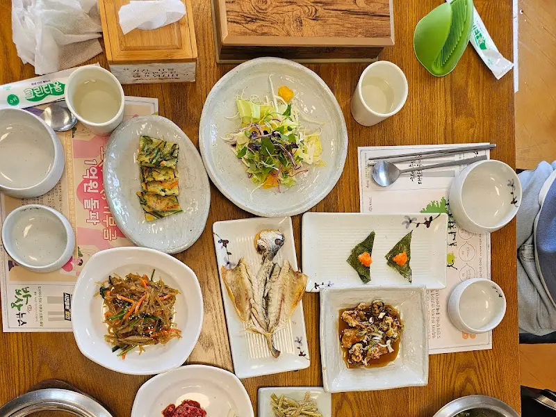 정갈하게 차려진 한 상