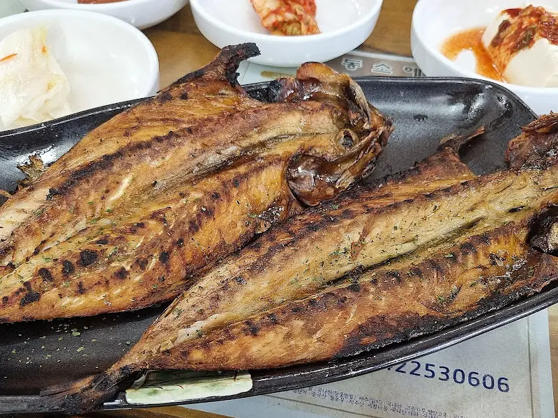 윤기가 자르르 흐르는 고등어구이