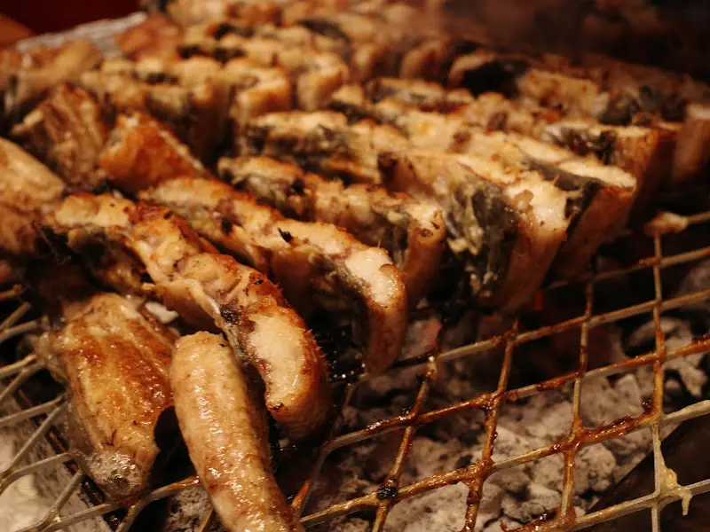 숯불 위에서 구워지고 있는 장어