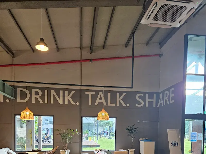 카페 천장에 매달린 조명