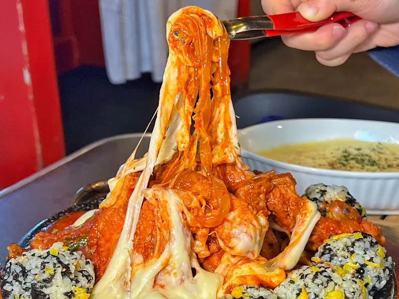 치즈가 듬뿍 올려진 김치등갈비찜