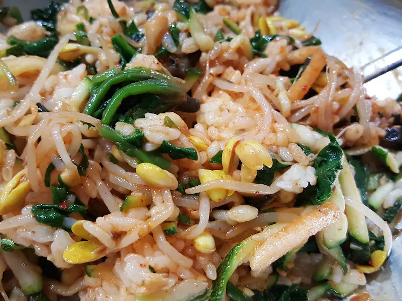 한솔보리밥의 먹음직스러운 보리밥 비빔밥