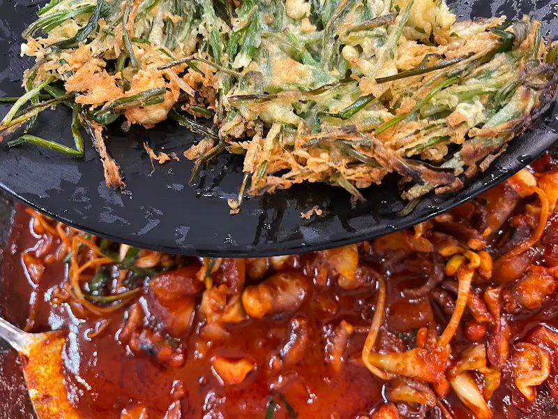 낙지볶음과 부추전을 함께 찍은 모습