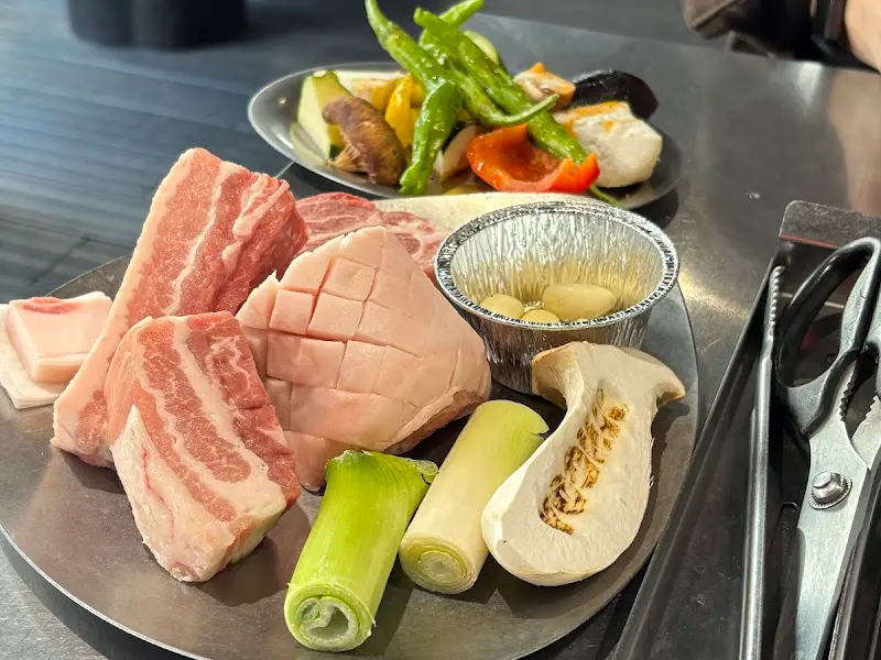 다채로운 채소와 곁들여진 돼지고기 모둠 한 상