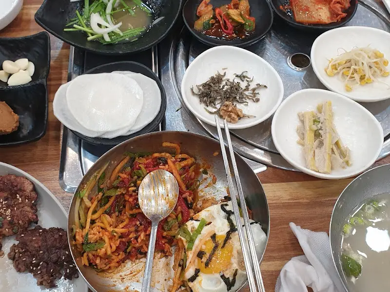 떡갈비와 비빔밥 한 상 차림