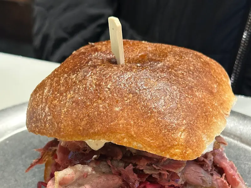 빵 위에 참깨가 뿌려진 파스트라미 샌드위치