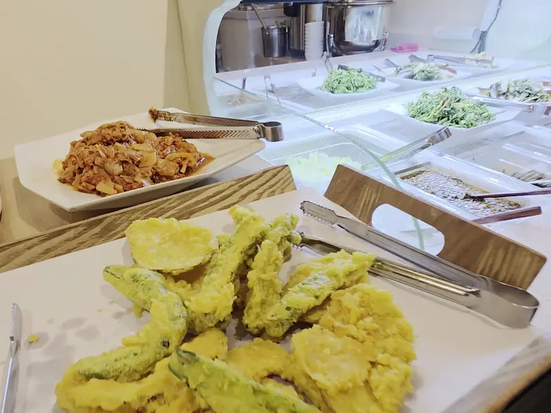 다양한 반찬이 준비된 셀프바