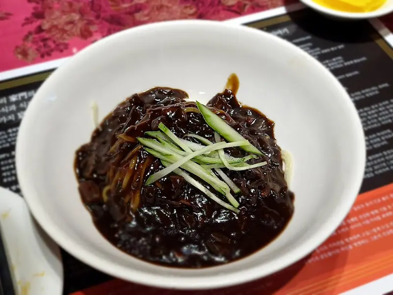 윤기가 흐르는 짜장면