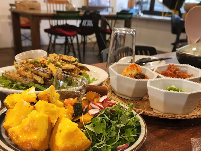 다양한 음식이 담긴 테이블