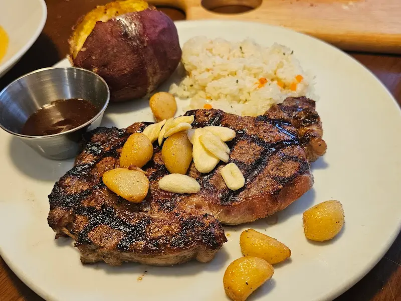 스테이크와 곁들여진 구운 감자와 밥
