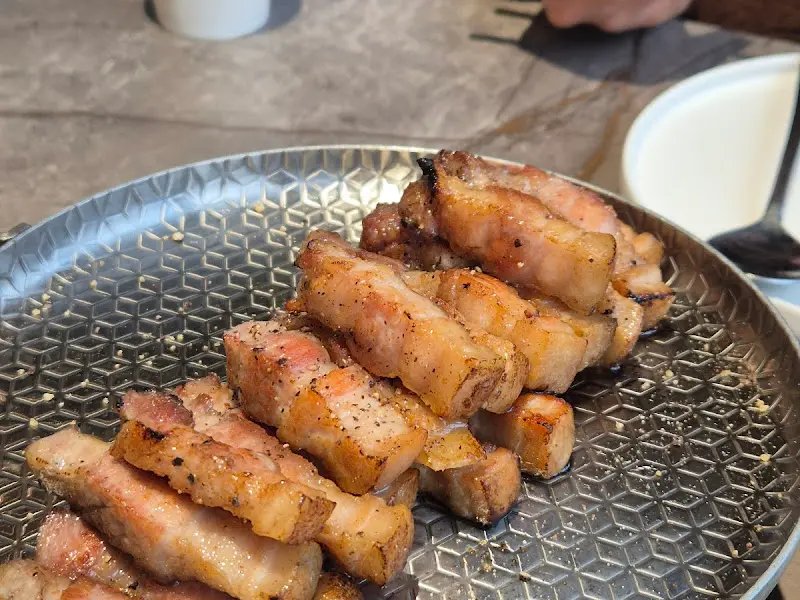 전문가의 손길로 구워진 삼겹살