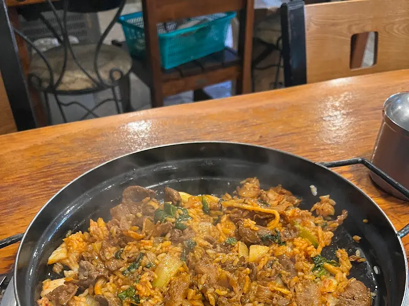 테이블 위에 놓인 돼지불백 철판과 숟가락