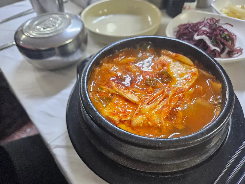 뚝배기에 담겨져 나온 오징어 내장탕