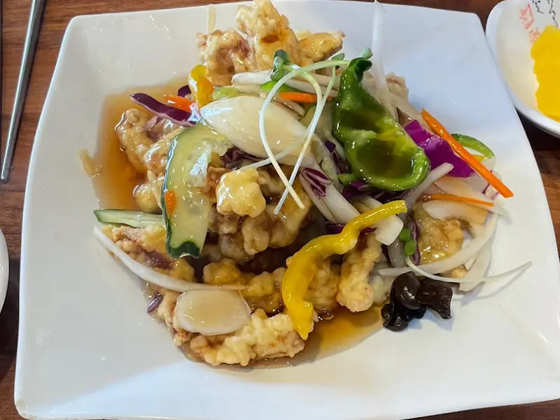 싱싱한 야채 고명이 올려진 탕수육