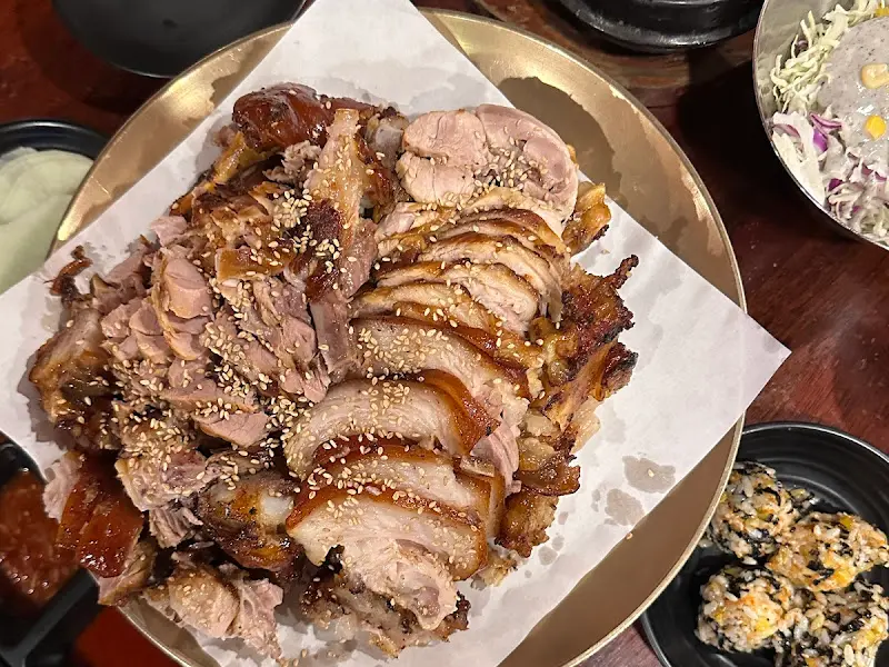 윤기가 흐르는 족발과 촉촉한 보쌈이 한 접시에 담겨 있는 모습