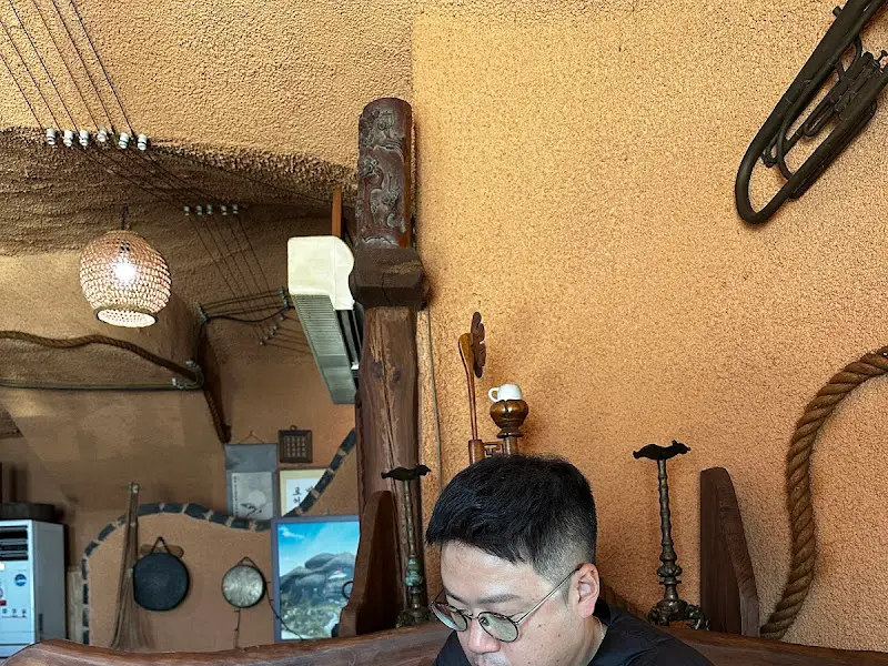 따뜻한 색감의 황토 벽과 나무 테이블이 조화로운 식당 내부