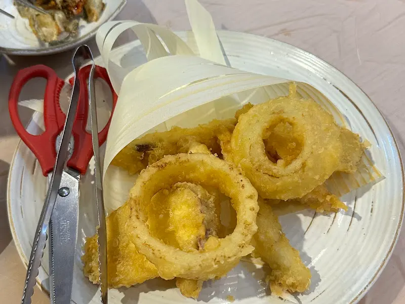 복어 튀김을 잘라먹기 좋게 가위도 함께 제공된다