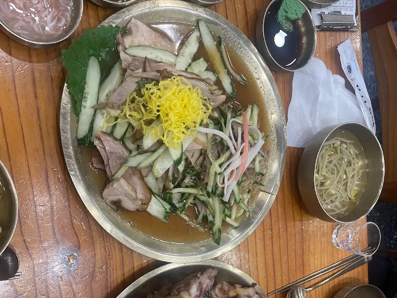 놋그릇에 담겨 나온 냉채족발