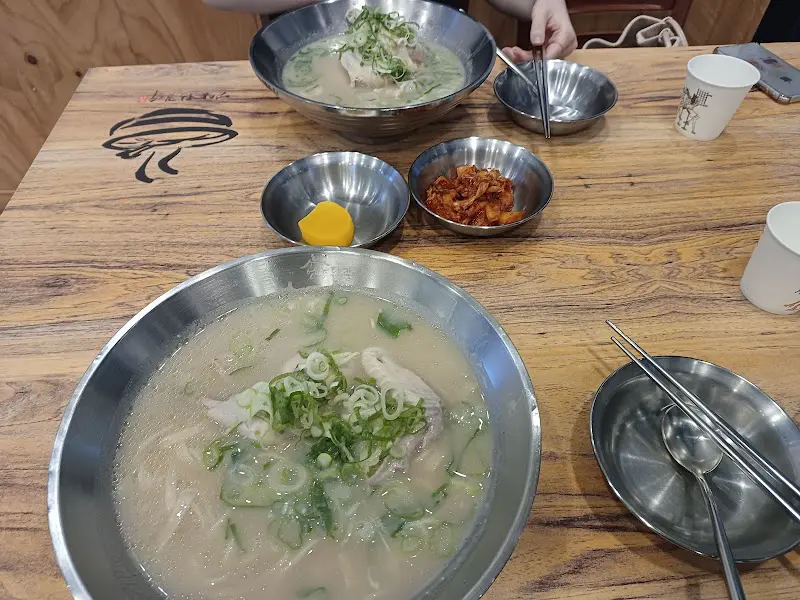 테이블 위에 놓인 닭칼국수와 반찬