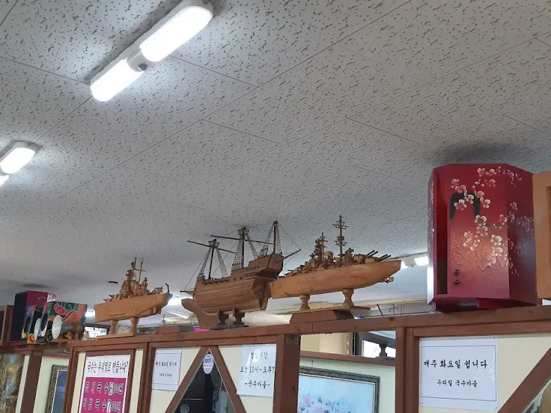 식당 천장에 전시된 정교한 모형 배들