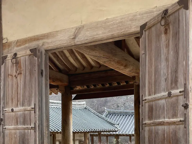 전통 가옥의 문틈으로 보이는 풍경