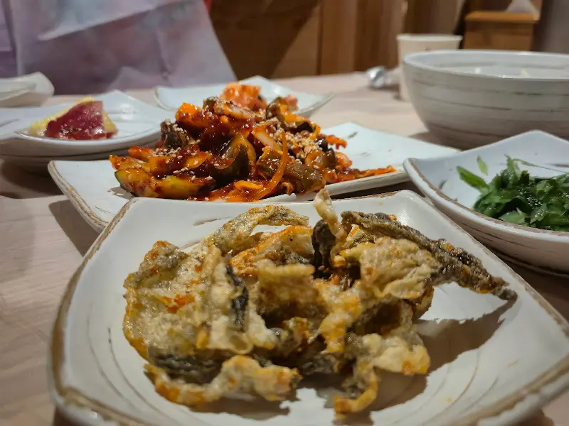 다양한 밑반찬과 복껍질 무침, 복어 튀김