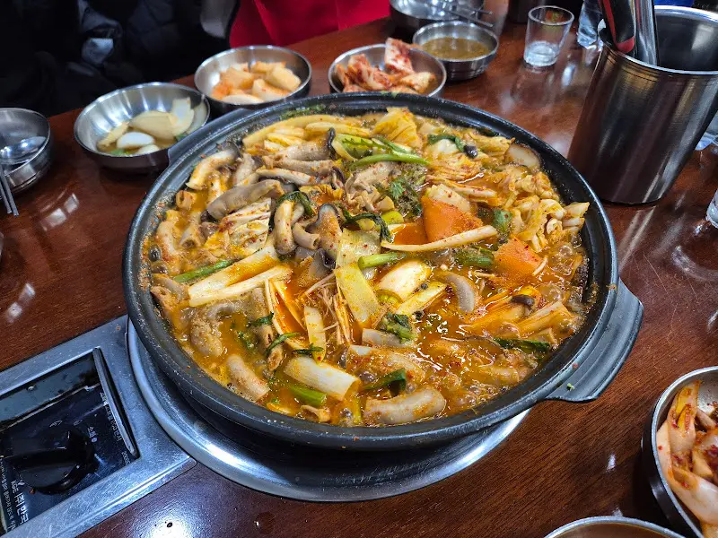 다양한 사리와 함께 끓여먹는 곱창전골