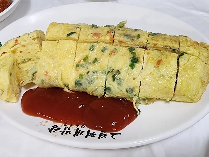 케첩과 함께 제공되는 계란말이