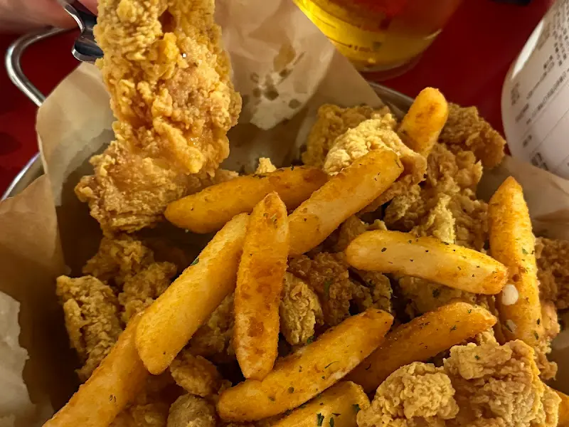 앙그리버드 치킨과 감자튀김의 환상적인 조합