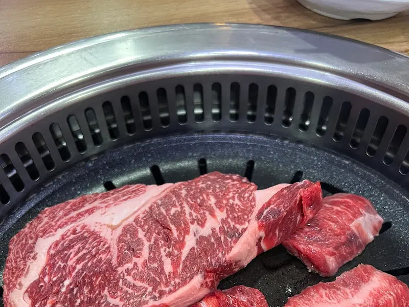 불판 위에서 익어가는 등심