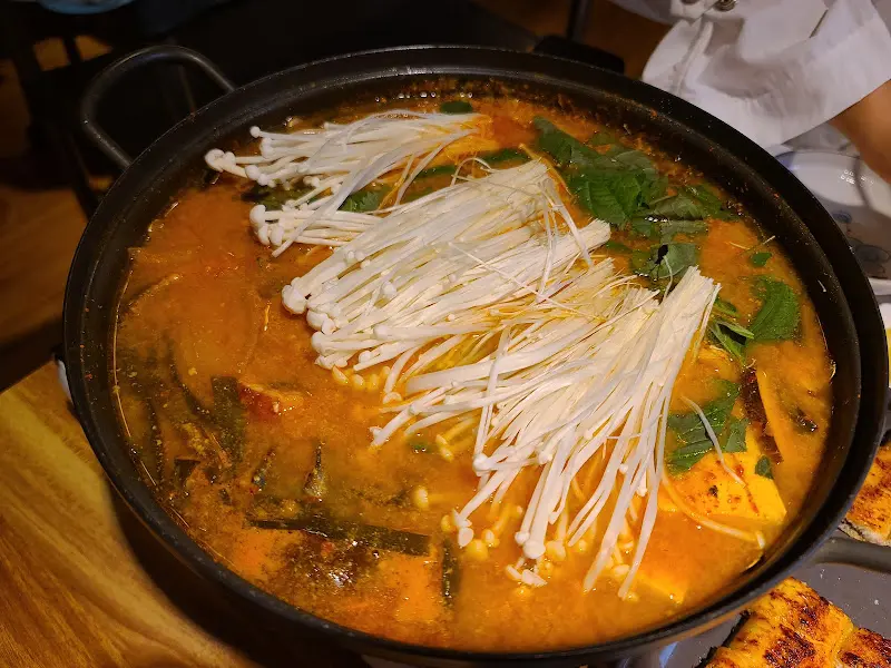 푸짐한 파김치 장어전골